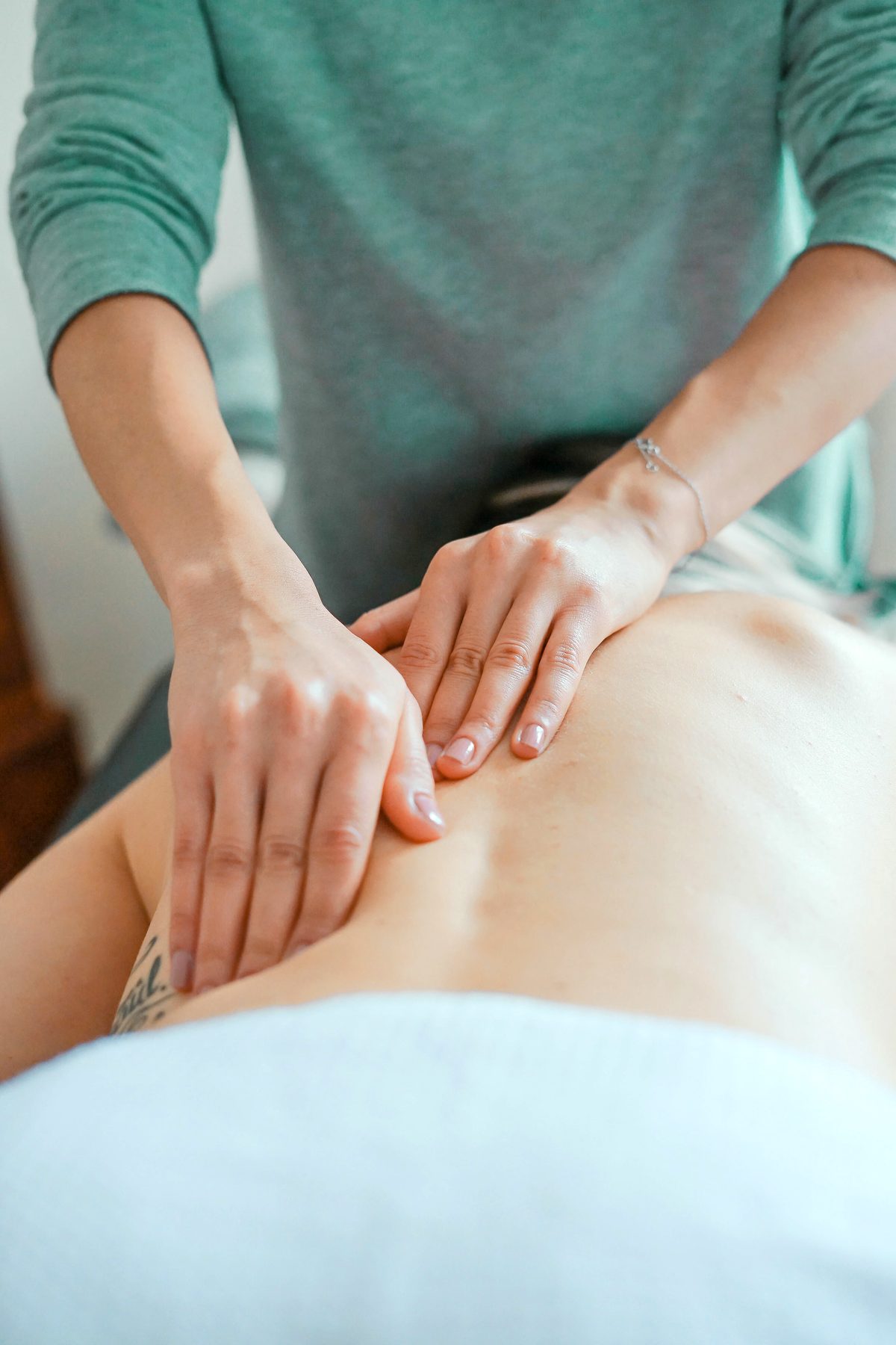 Back facial treatment deep cleansing and clearing congestion across the back and shoulders in Orlando